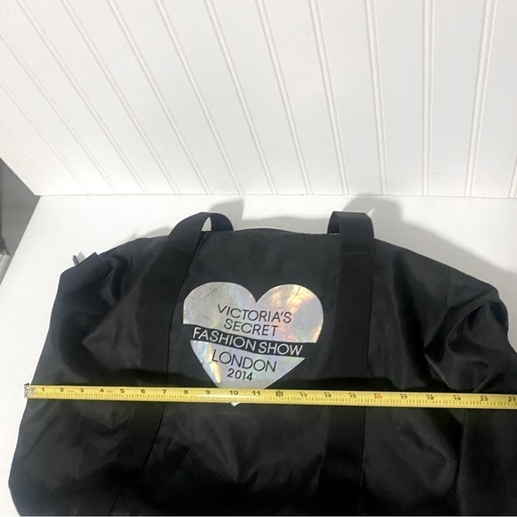 VINTAGE VICTORIA'S SECRET FASHION SHOW LONDON 2014 TOTE WEEKENDER BAG! - Picture 5 of 7